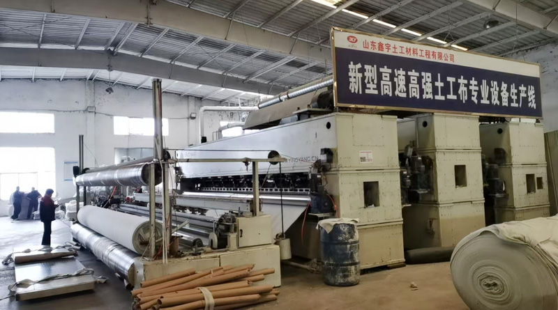 新型高速高强土工布生产设备工作车间.jpg